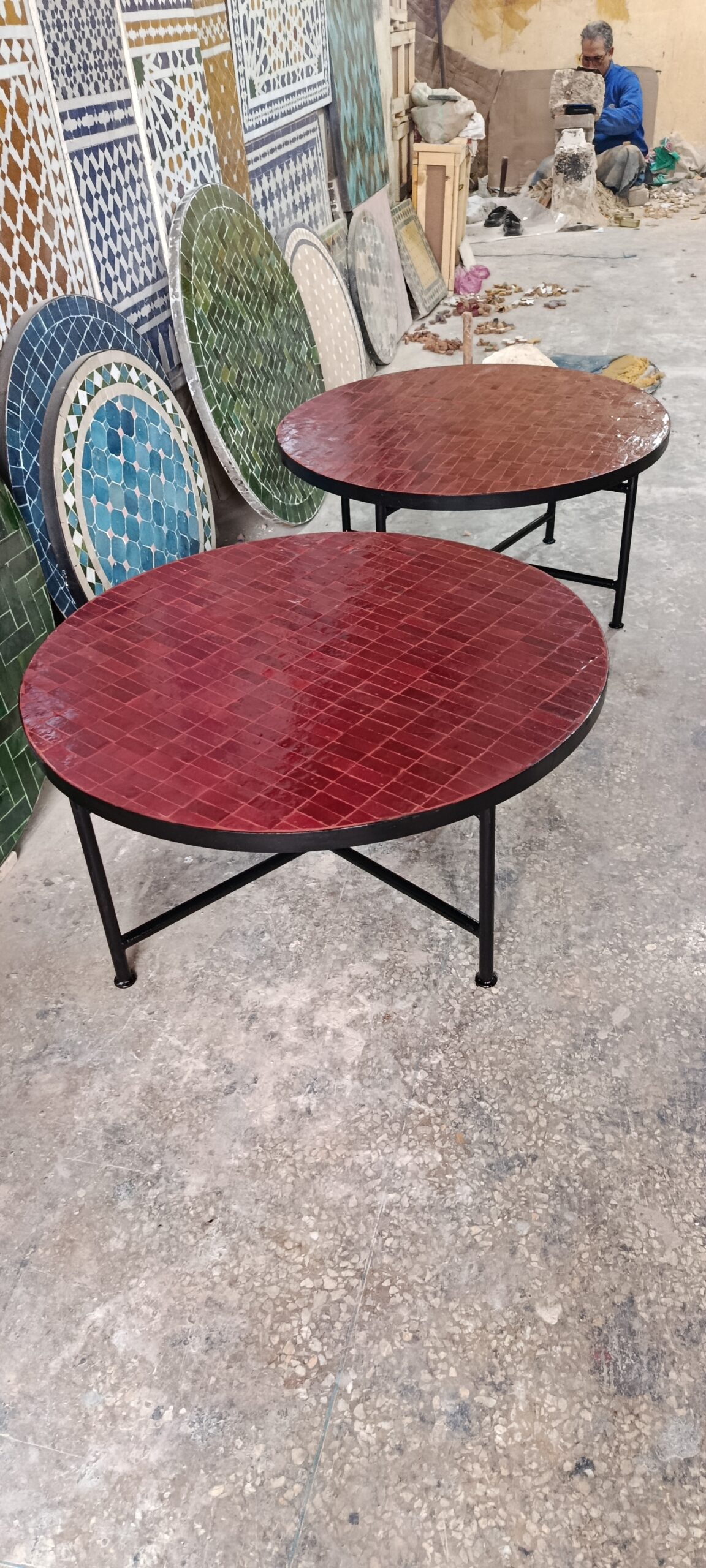 Table ronde artisanale en zellige – diamètre 80 cm – Image 2