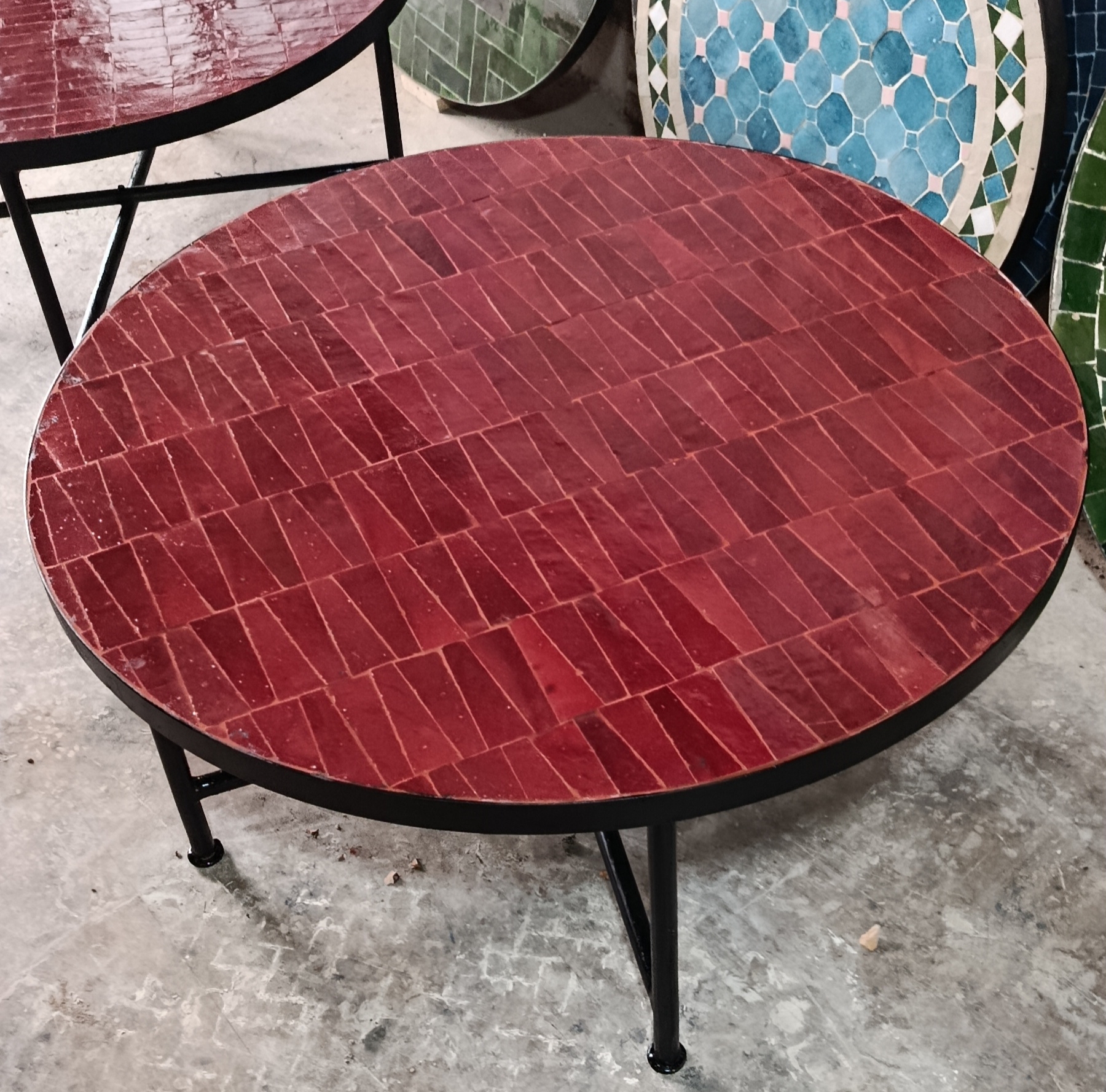 Table ronde artisanale en zellige – diamètre 80 cm