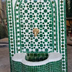 Fontaine murale en zellige vert et blanc – 50 x 70 cm
