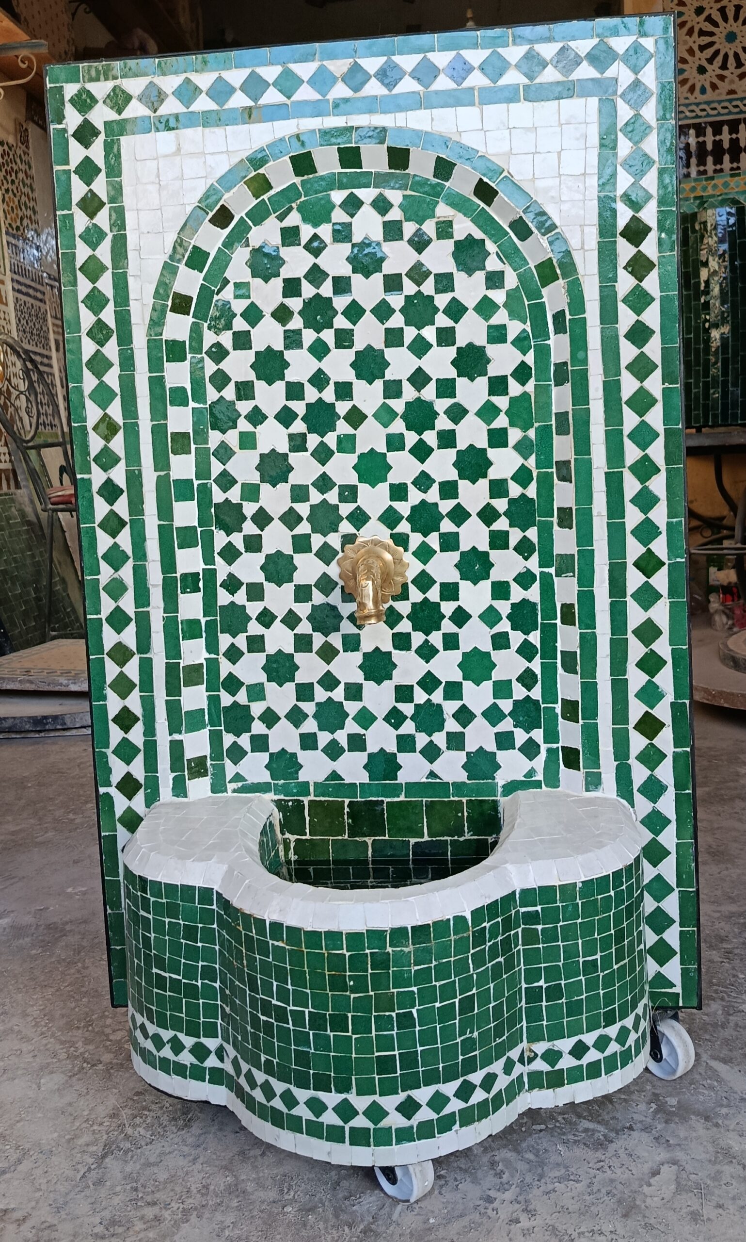 Fontaine murale en zellige vert et blanc – 50 x 70 cm