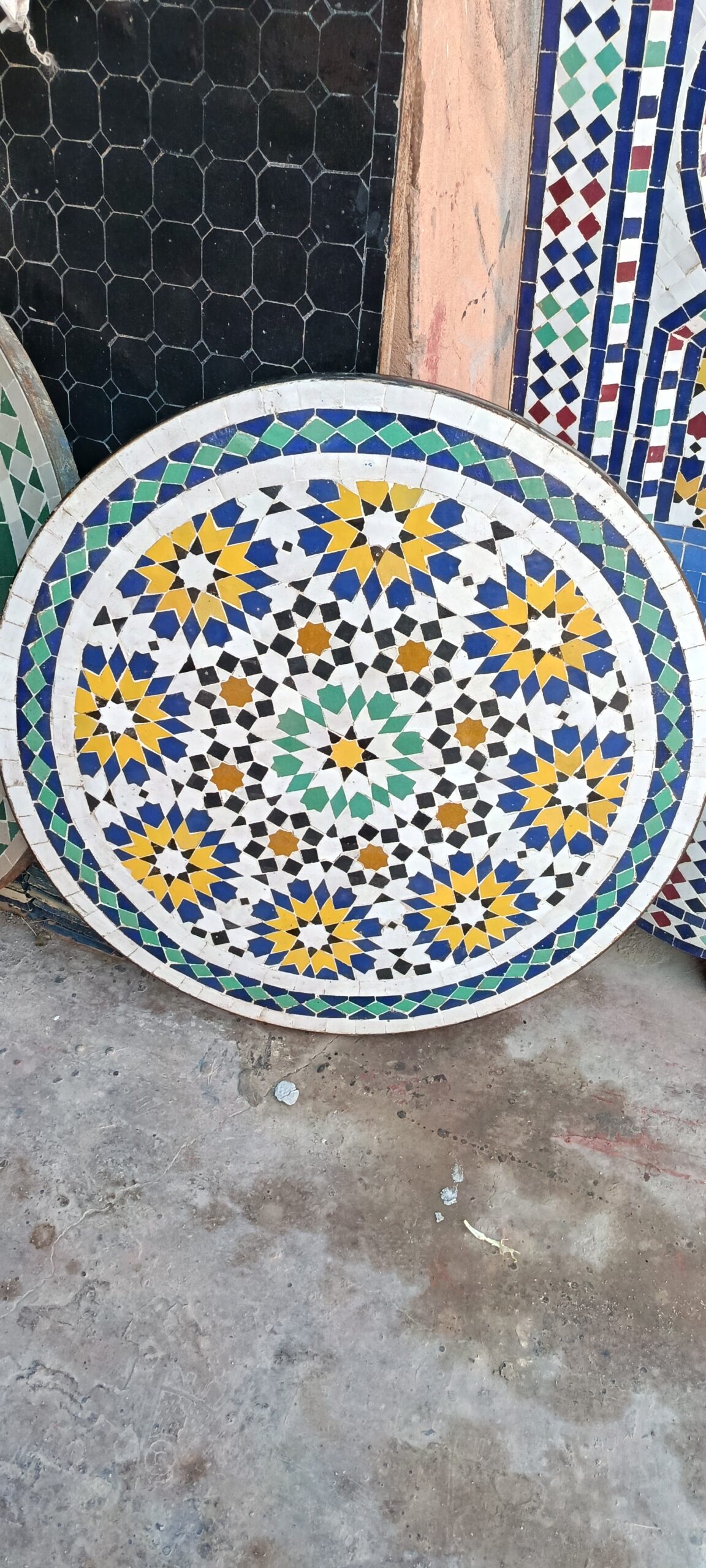 Table marocaine en zellige (mosaïque artisanale) – Image 3