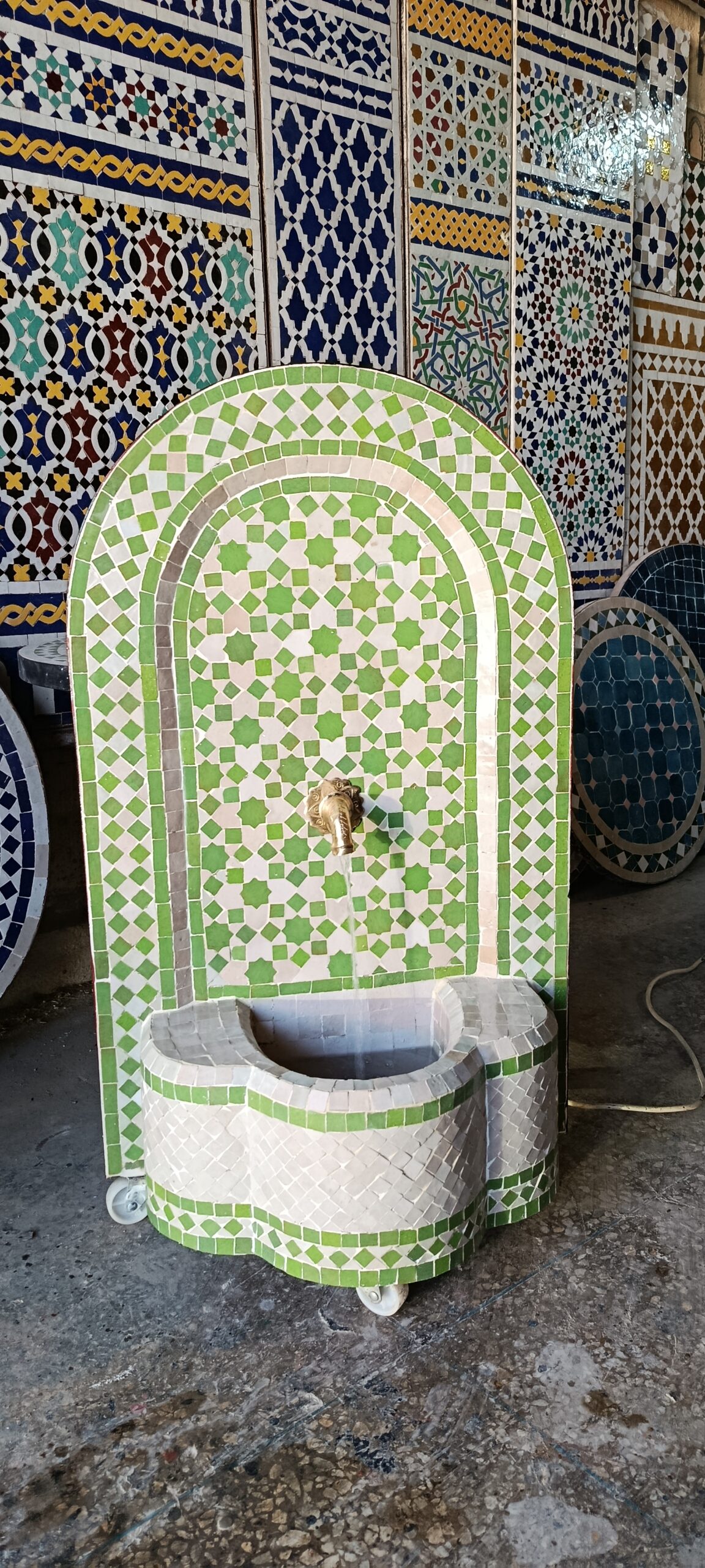 Fontaine murale en zellige marocain – Élégance artisanale authentique